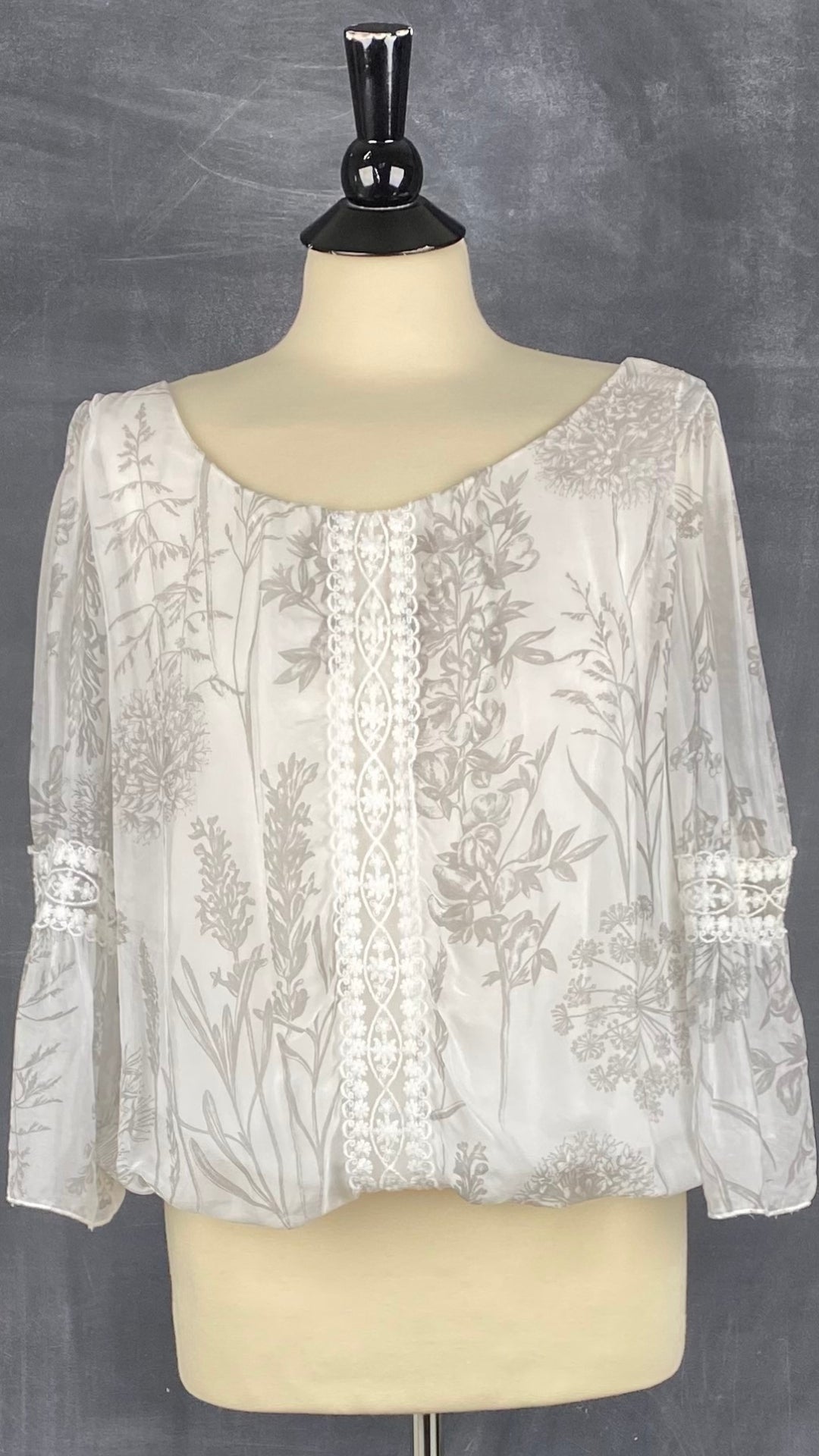 Blouse vaporeuse crème et greige mélange de soie avec broderie, taille small. Vue de face.