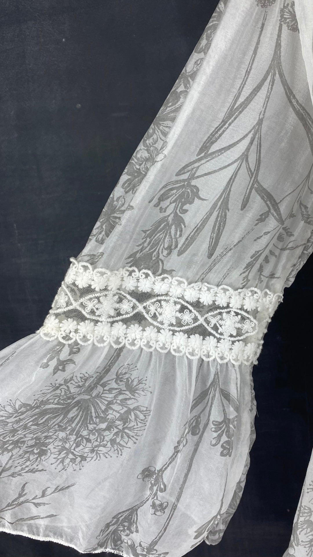 Blouse vaporeuse crème et greige mélange de soie avec broderie, taille small. Vue de la manche.
