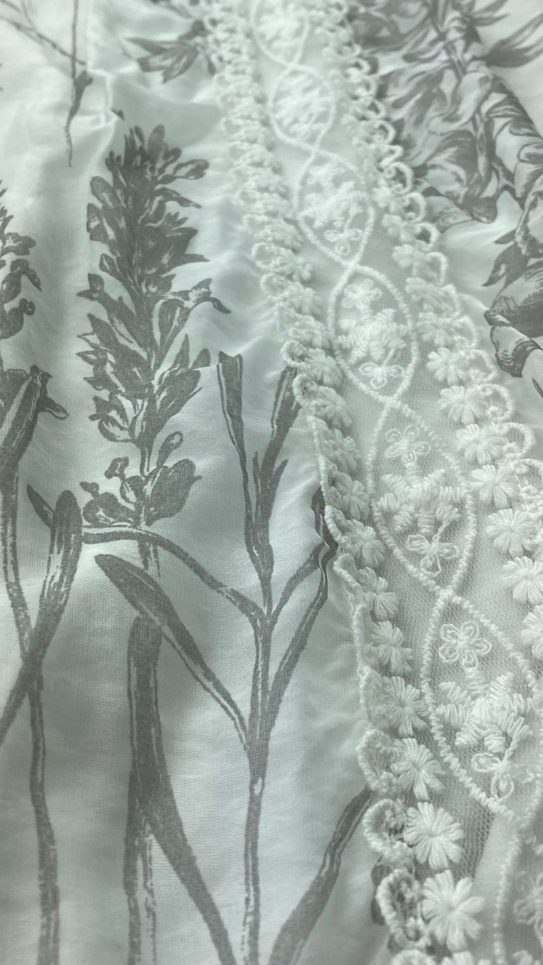 Blouse vaporeuse crème et greige mélange de soie avec broderie, taille small. Vue de près du tissu.