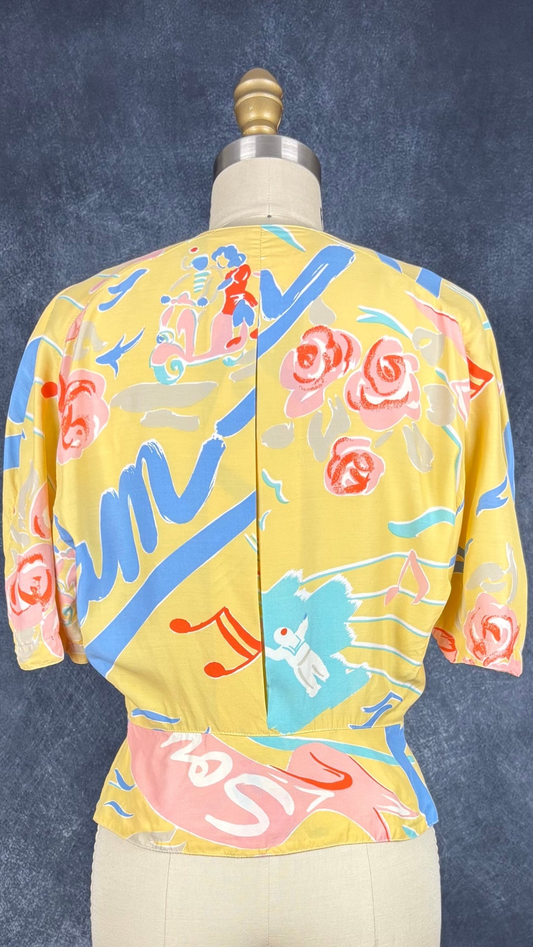 Blouse vintage jaune doux et motifs estivaux Gerard Darel, taille 36 (small). Vue de dos.