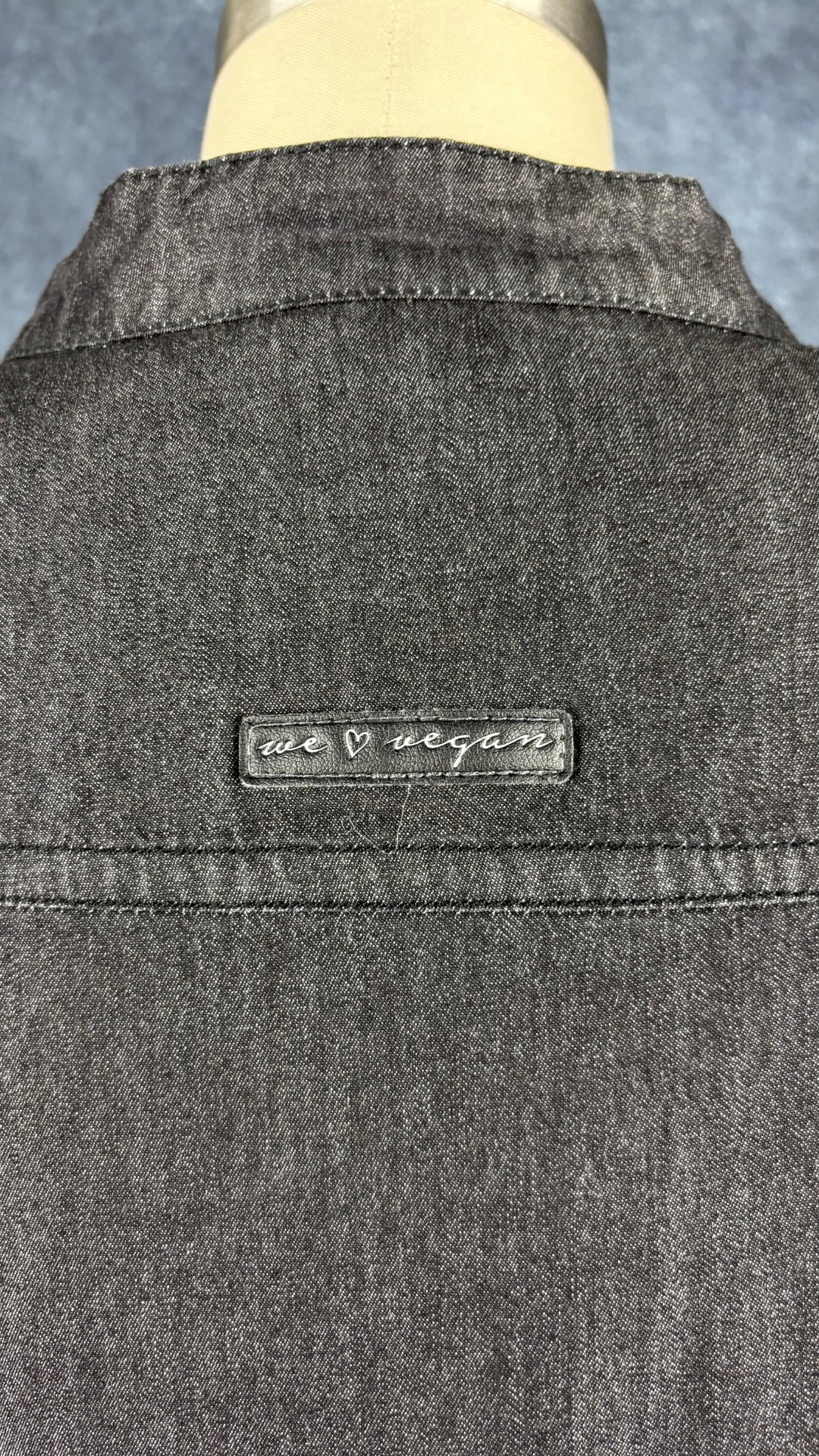 Blouson en chambray charcoal avec doublure fleurie Ragwear, taille small. Vue de près du haut du dos.