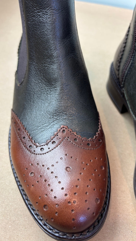 Bottillon en cuir Oxford de la marque Dorking, modèle Tierre, taille 36 (6). Vue de près du bout de la botte.