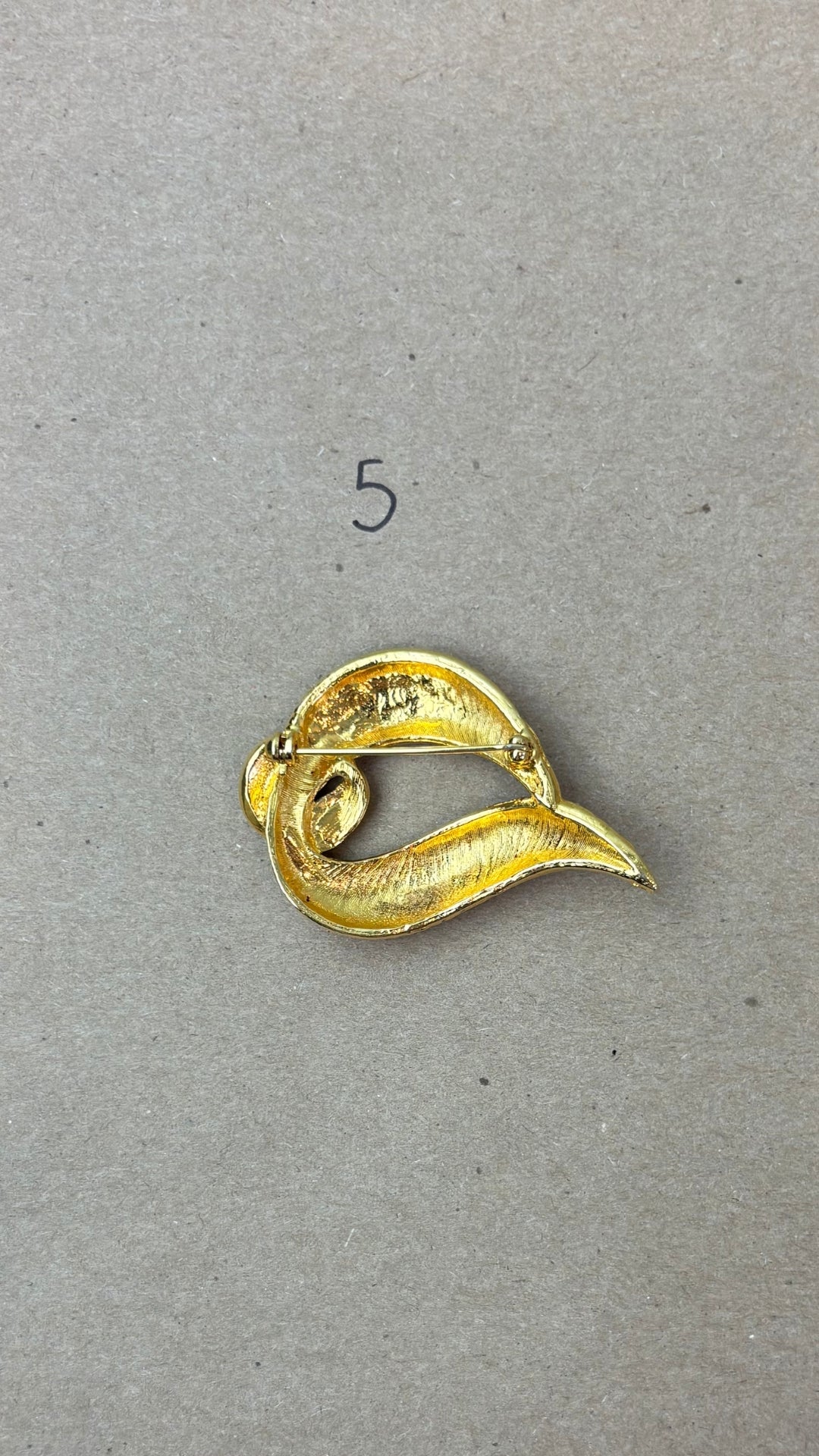 Broches vintage variées dorées - modèle #5, vue de dessous.