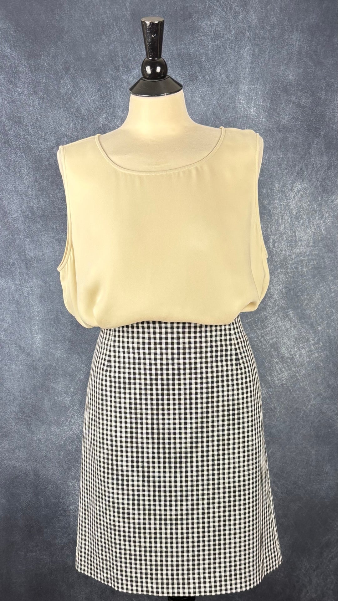 Camisole beige crème Lafayette 148 New York, taille xl. Vue de l'agencement avec la jupe vichy Tristan.