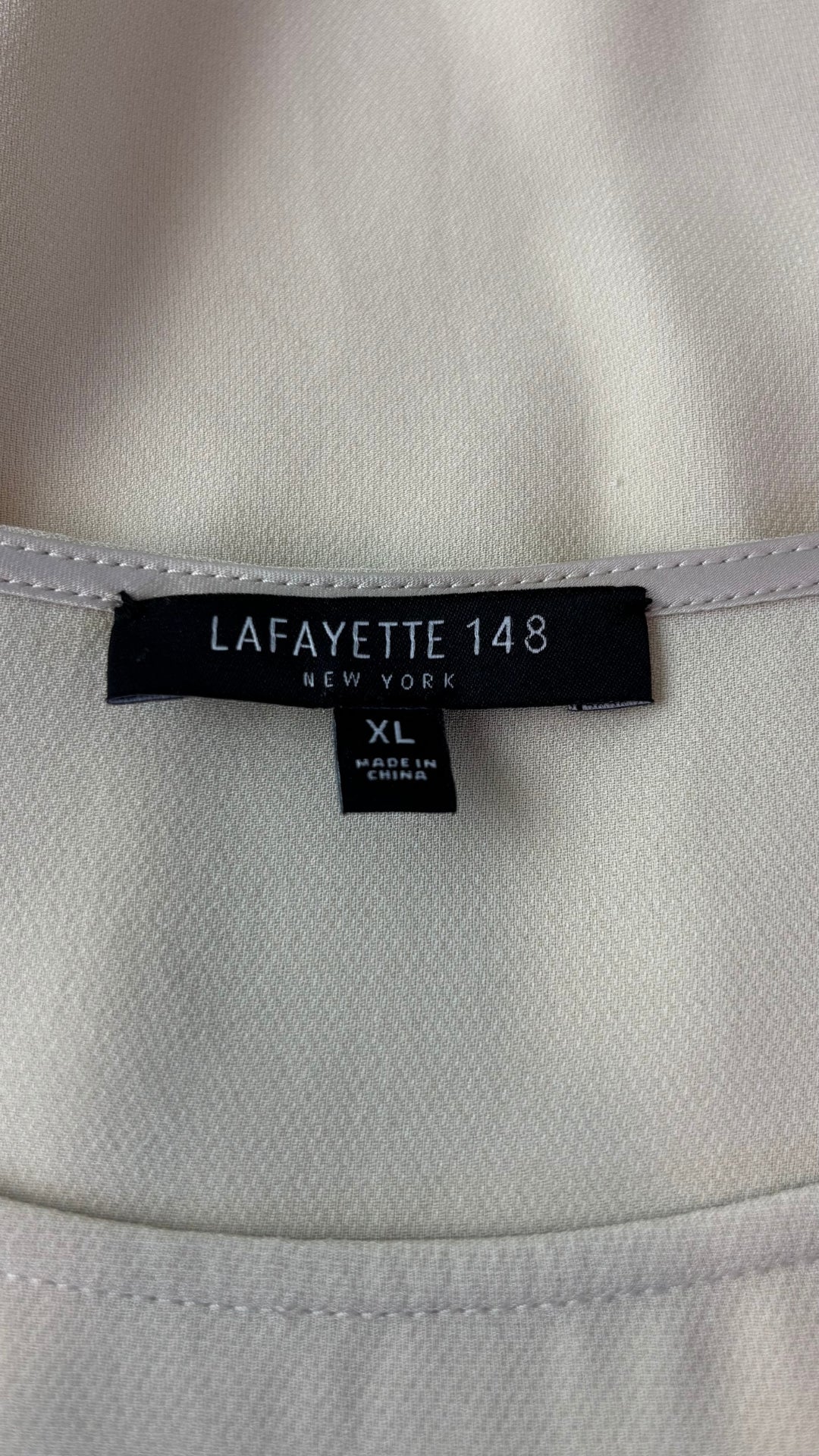 Camisole beige crème Lafayette 148 New York, taille xl. Vue de l'étiquette.