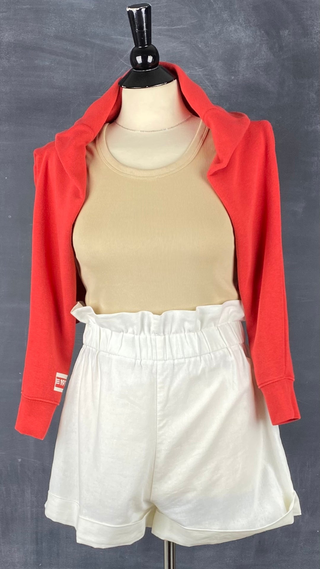 Camisole côtelée de base beige, Seve&Co, neuve. Vue d'un agencement avec un short ivoire Mimz et un chandail en french terry rouge.