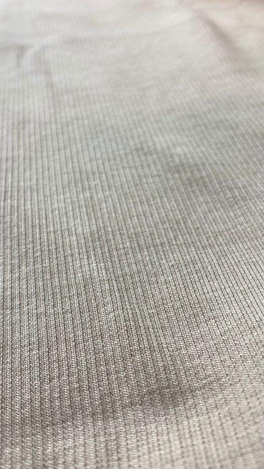 Camisole côtelée de base beige, Seve&Co, neuve. Vue de près du tissu.