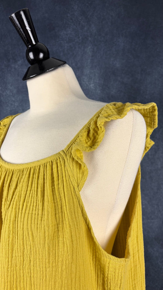 Camisole douce et confortable en gaze de coton Cynthia Rowley, taille large. Vue de l'épaule.