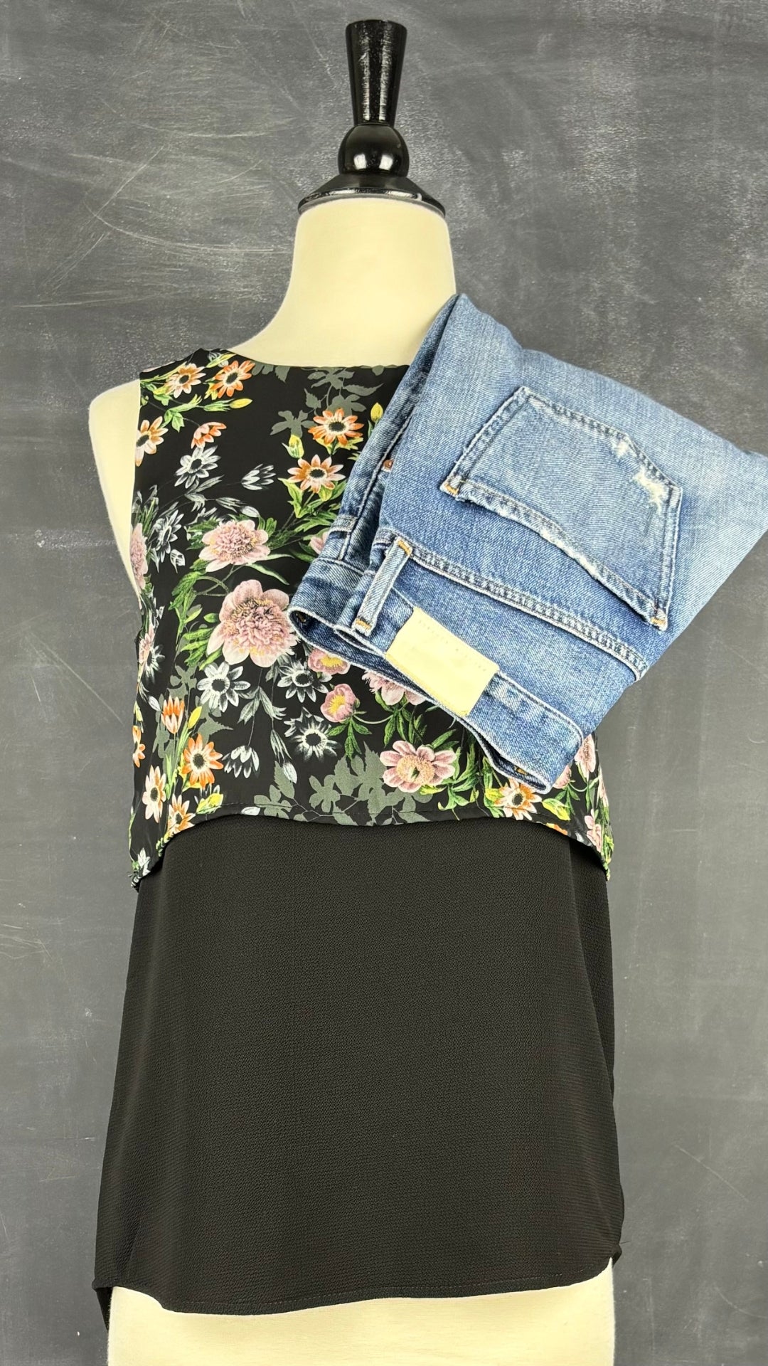Camisole fluide haut floral Cherry Bobin, taille xs. Vue de l'agencement avec le jeans Citizens of Humanity.