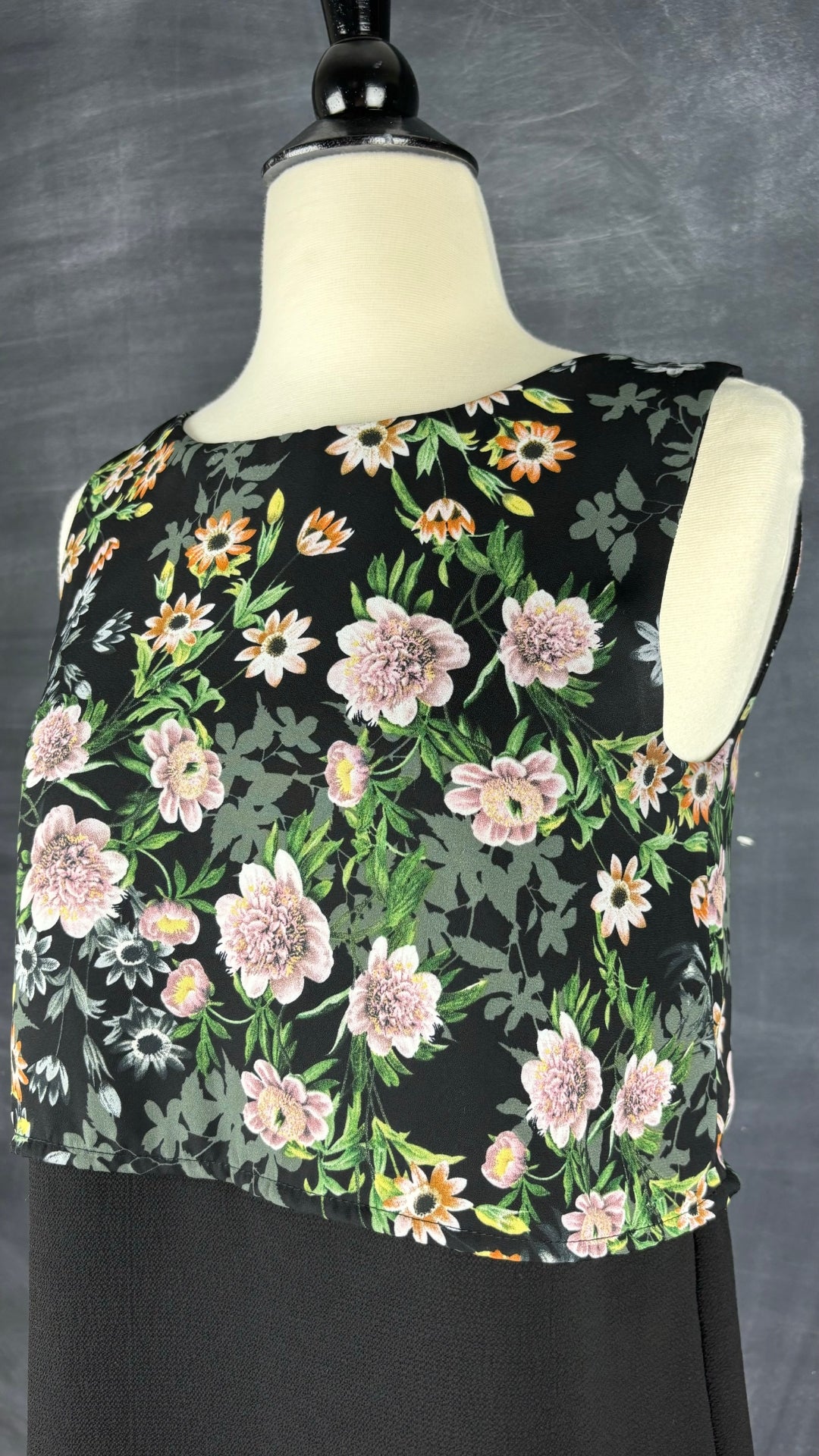 Camisole fluide haut floral Cherry Bobin, taille xs. Vue de l'encolure.