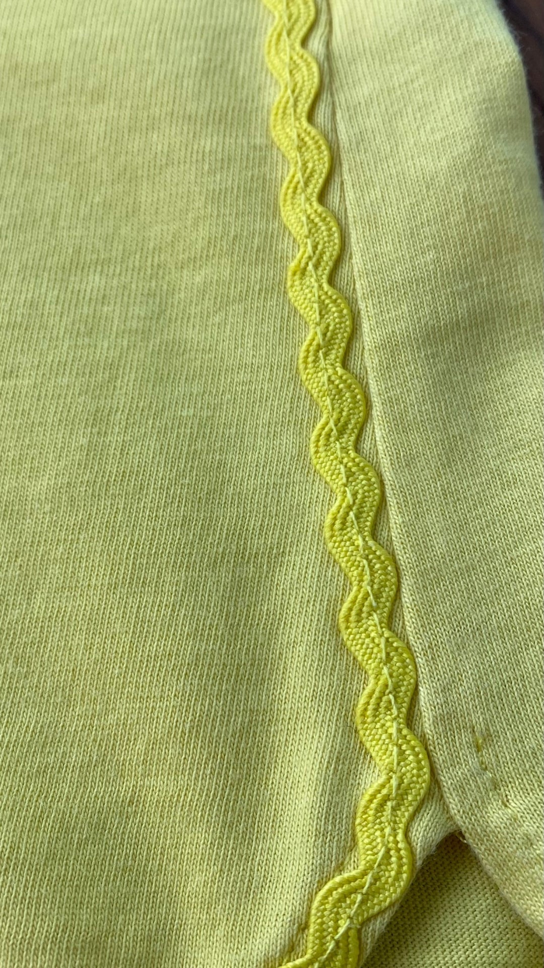 Camisole jaune en coton pima Tristan, taille small. Vue de la bordure ton sur ton.