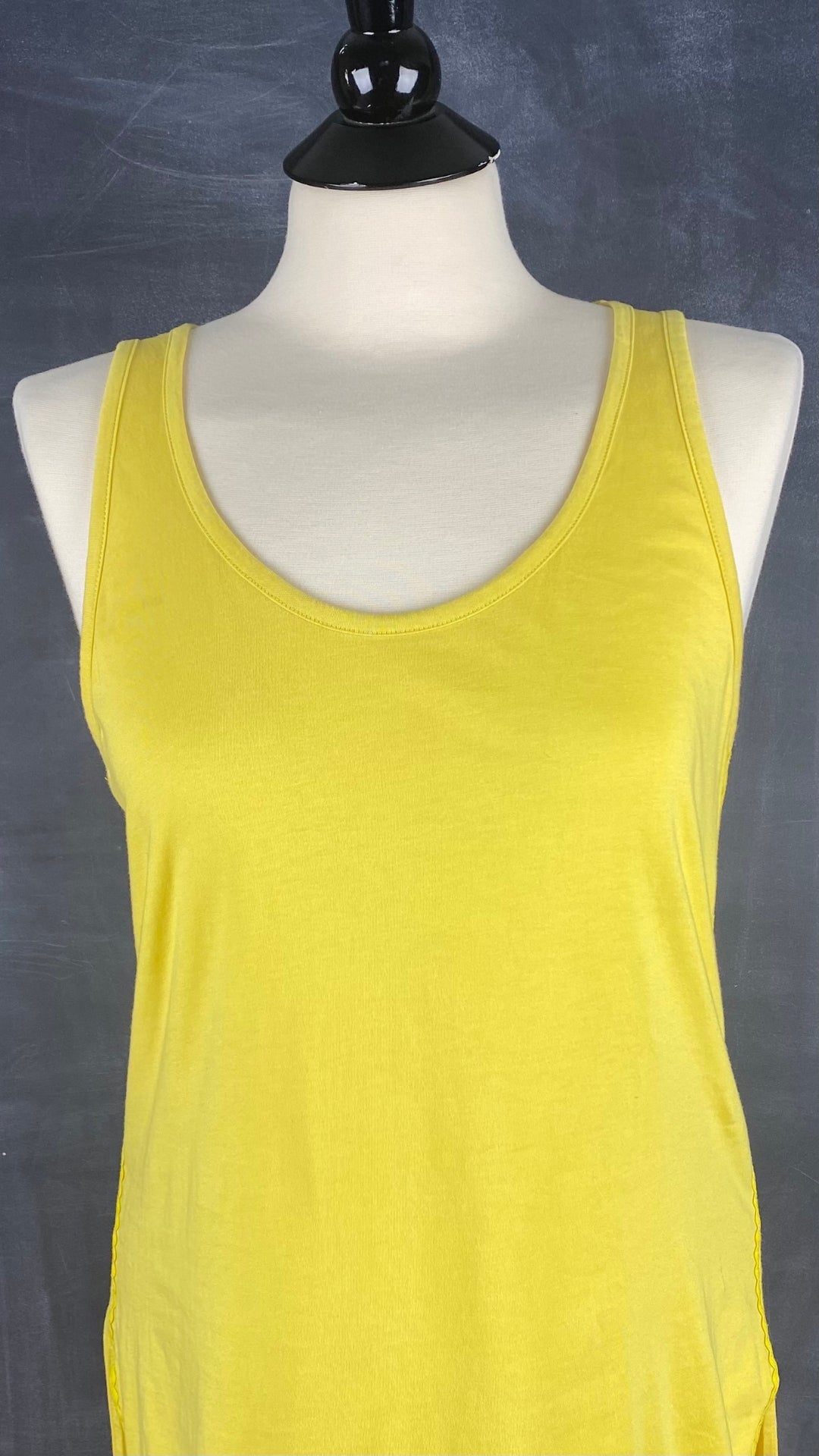 Camisole jaune en coton pima Tristan, taille small. Vue de l'encolure.