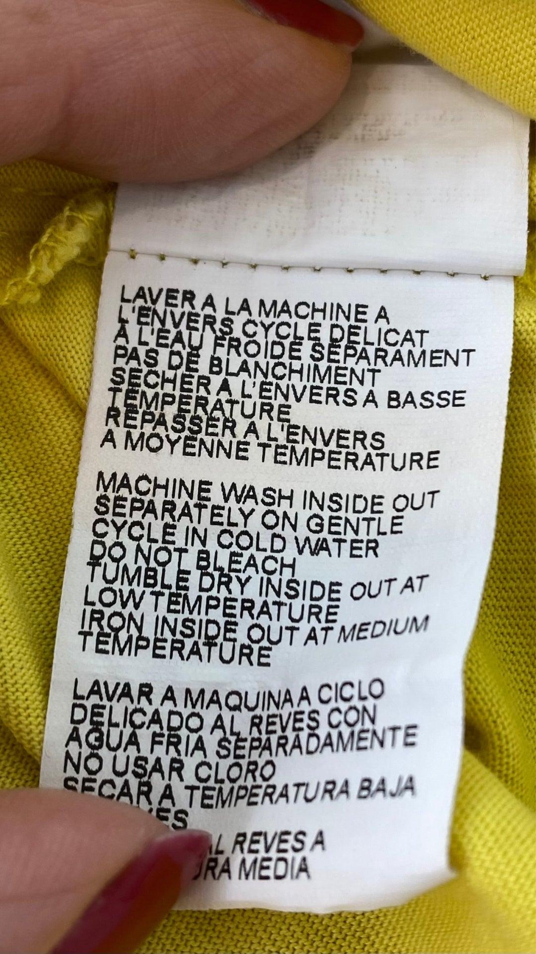 Camisole jaune en coton pima Tristan, taille small. Vue de l'étiquette d'entretien.