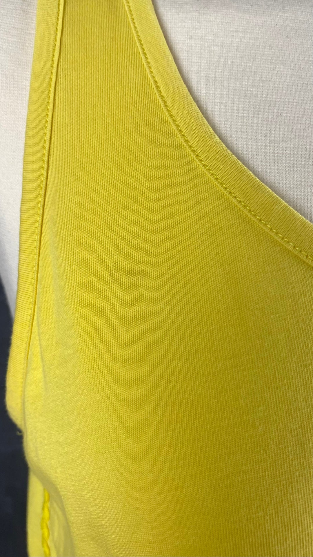 Camisole jaune en coton pima Tristan, taille small. Vue d'une petite tache.