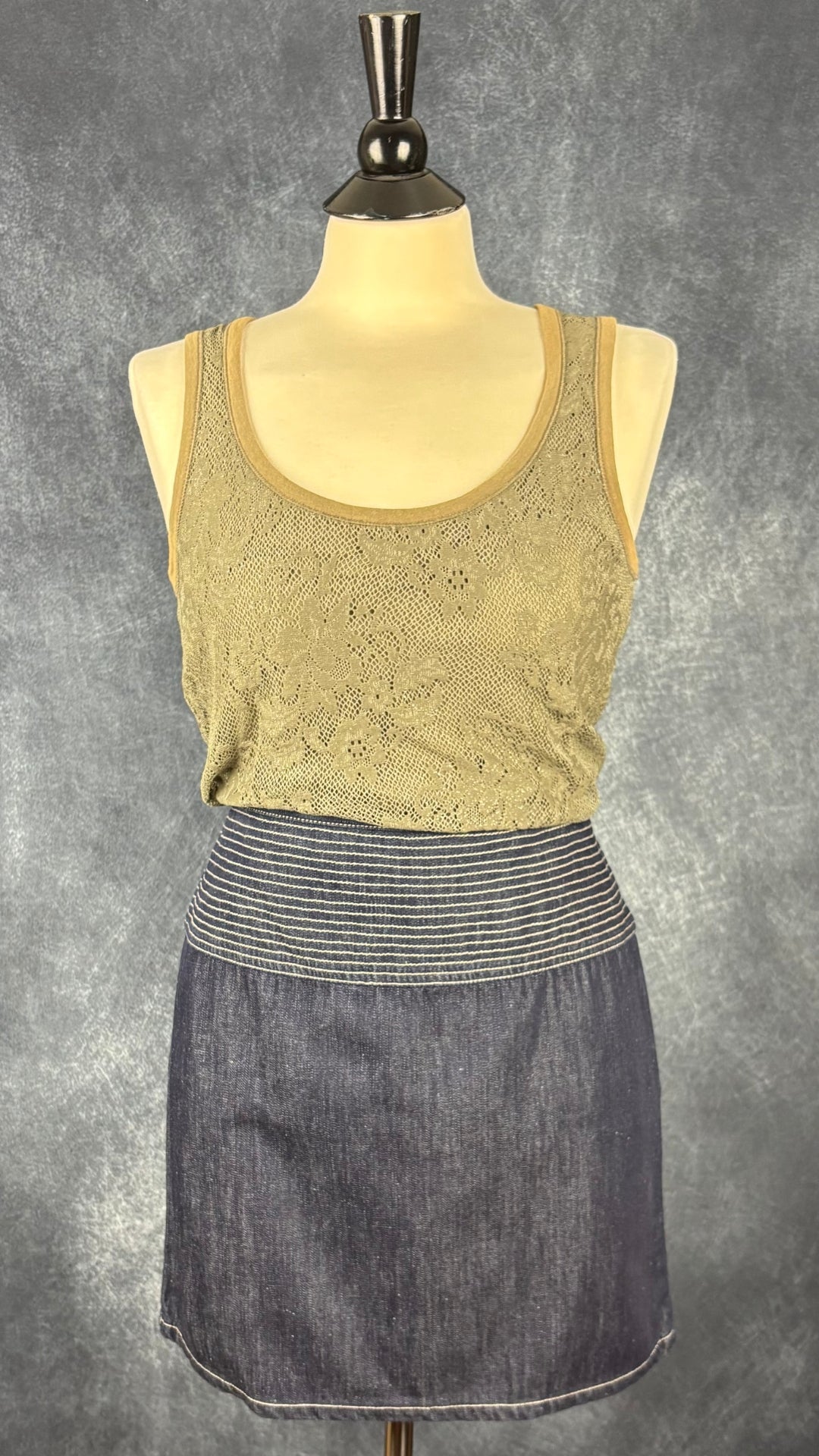 Camisole kaki en dentelle étincelante Luisa Cerano, taille 8. Vue de l'agencement avec la jupe en jeans Versace.