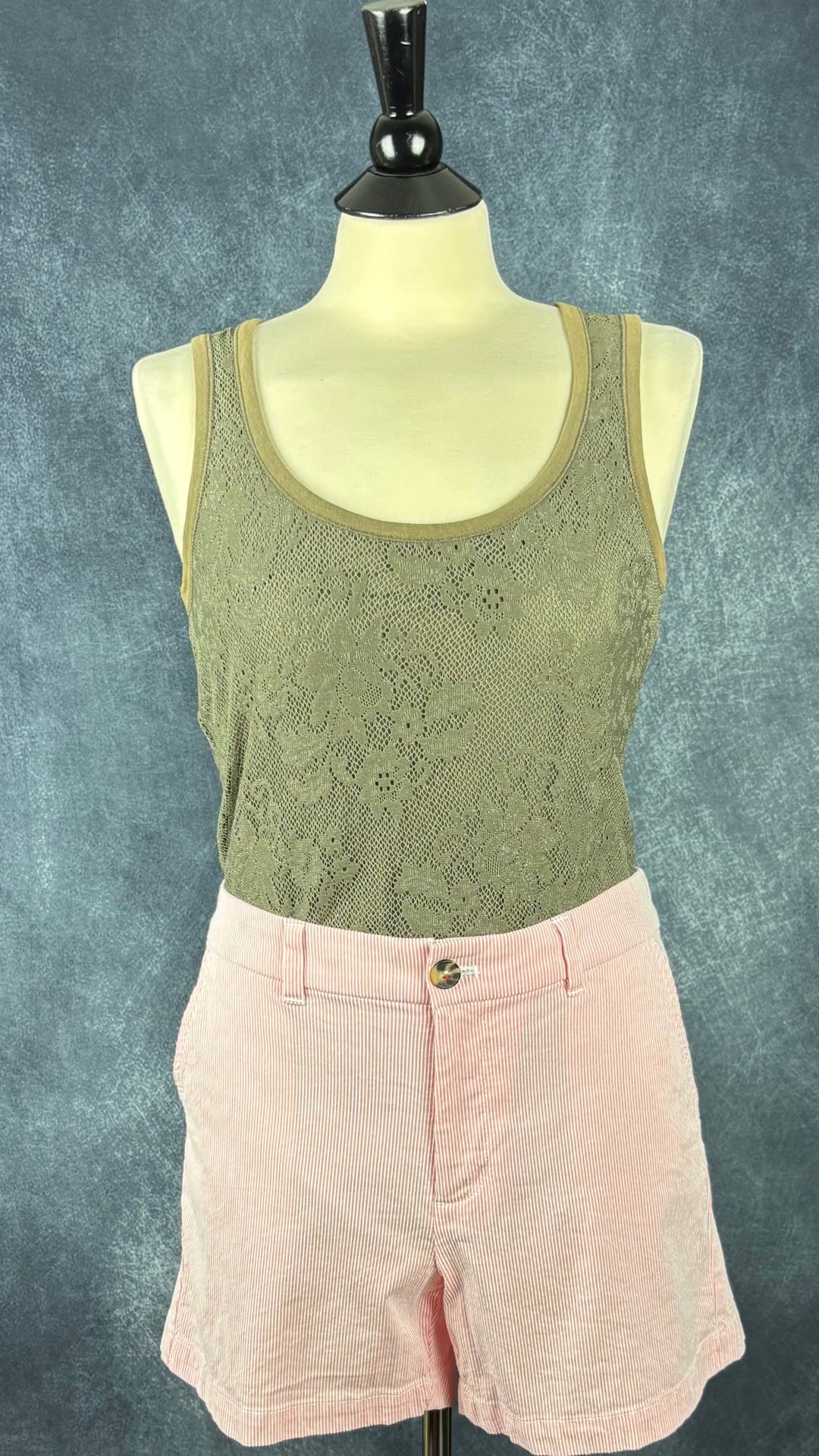 Camisole kaki en dentelle étincelante Luisa Cerano, taille 8. Vue de l'agencement avec le short à rayures Tommy Hilfiger.