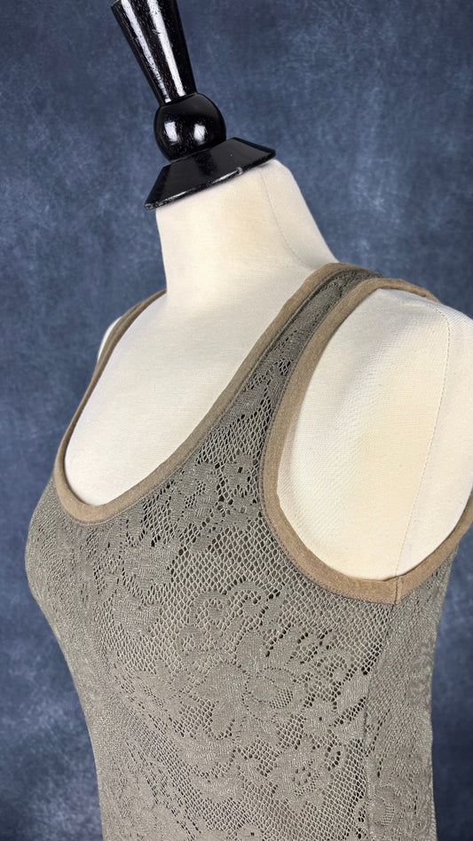 Camisole kaki en dentelle étincelante Luisa Cerano, taille 8. Vue de l'encolure.