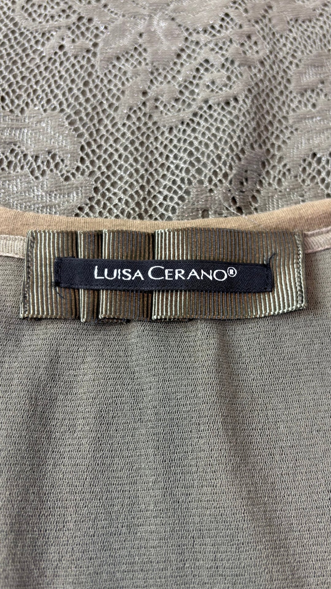 Camisole kaki en dentelle étincelante Luisa Cerano, taille 8. Vue de l'étiquette.