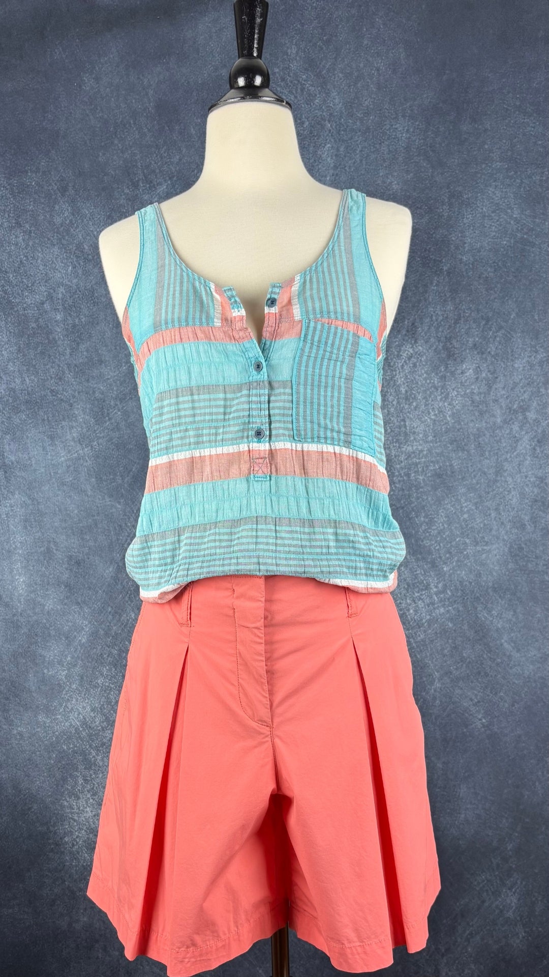 Camisole légère et colorée, tissu d'aspect froissé naturel Woolrich, taille xs. Vue de l'agencement avec le bermuda corail Marc Cain.