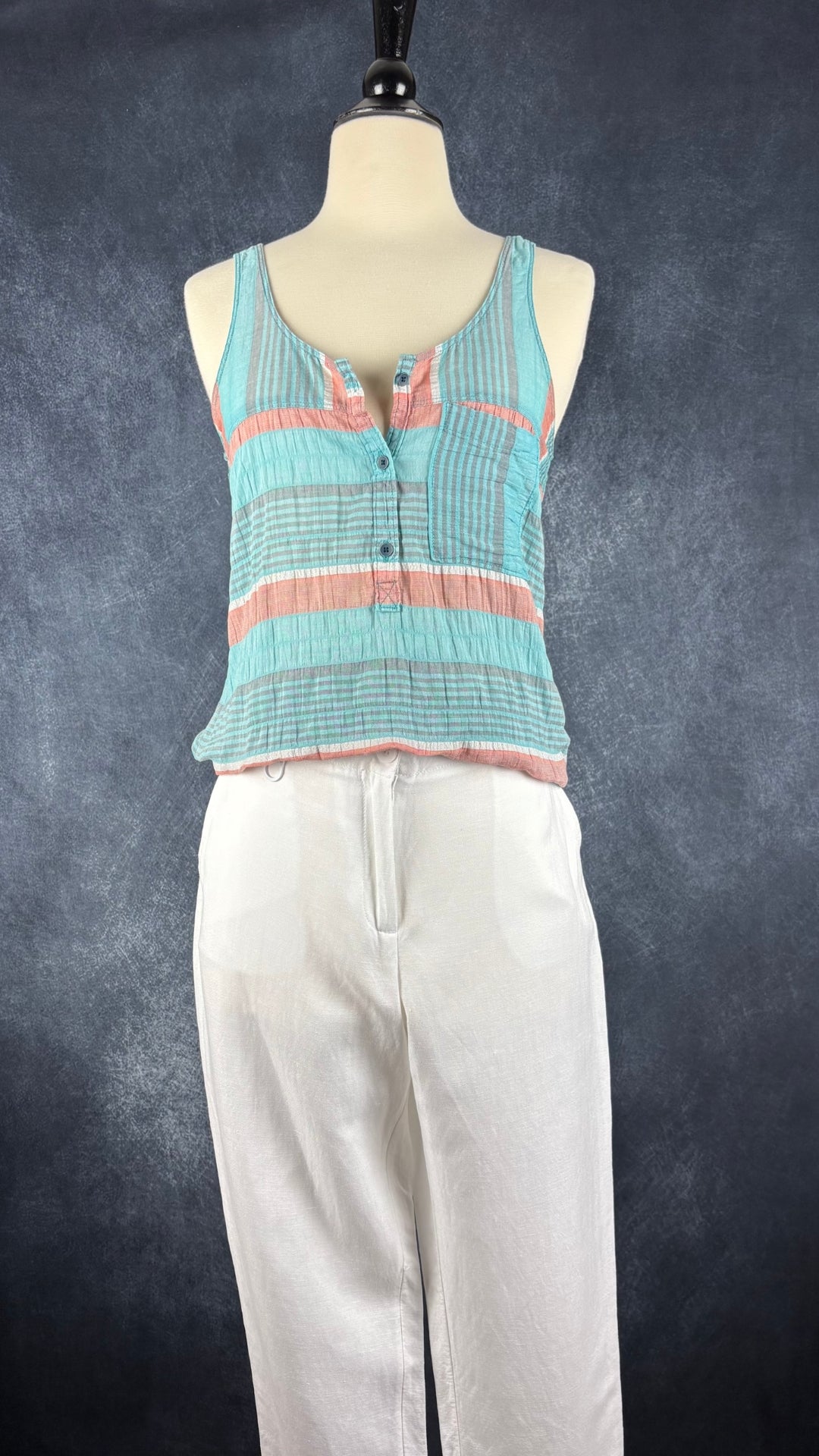 Camisole légère et colorée, tissu d'aspect froissé naturel Woolrich, taille xs. Vue de l'agencement avec le pantalon blanc en mélange de lin.