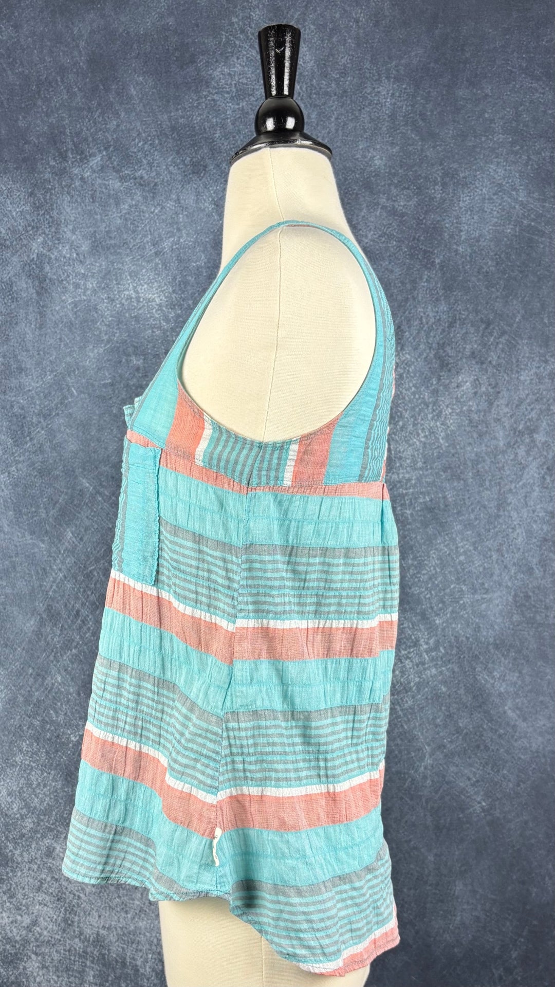 Camisole légère et colorée, tissu d'aspect froissé naturel Woolrich, taille xs. Vue de côté.