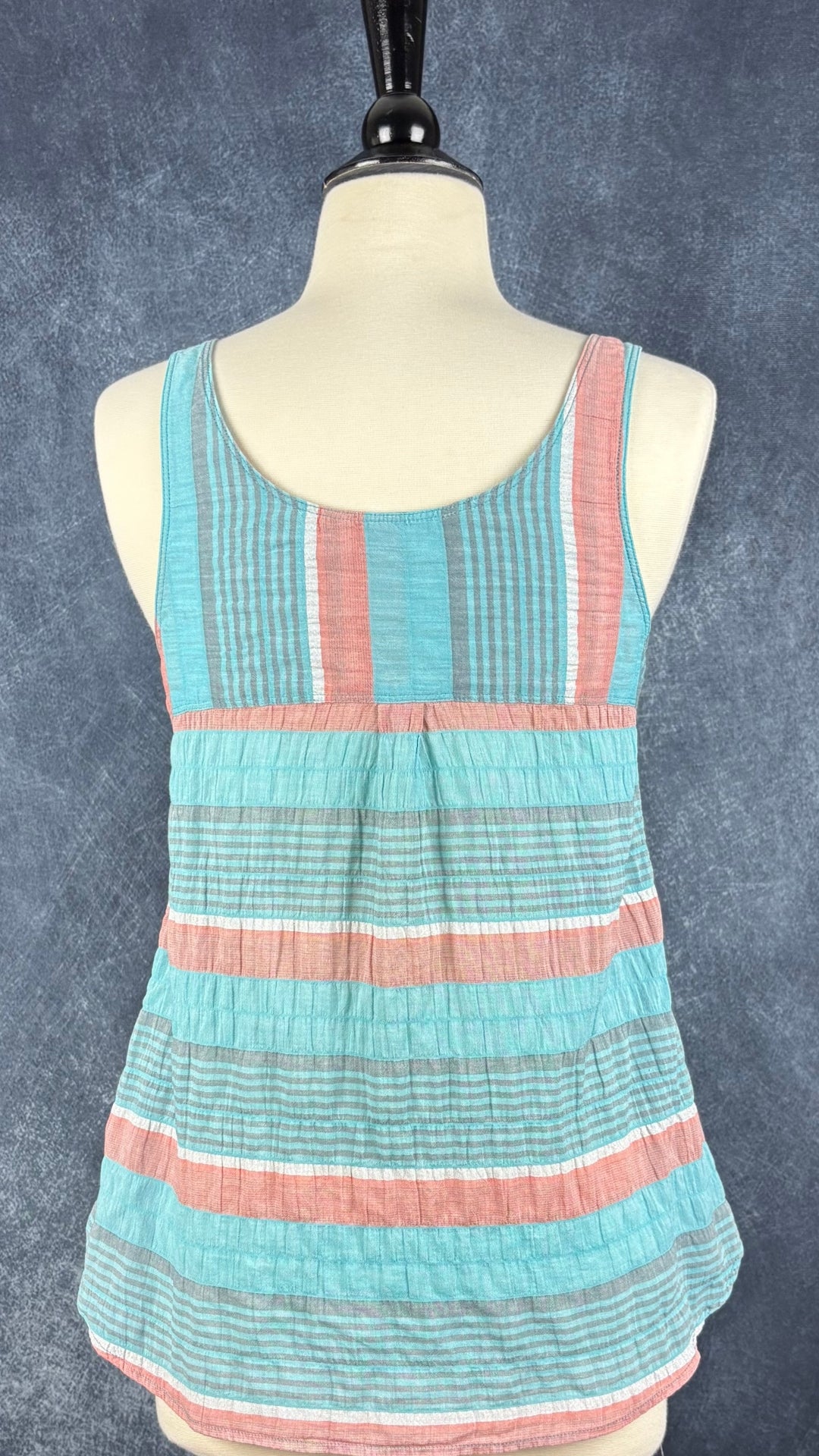 Camisole légère et colorée, tissu d'aspect froissé naturel Woolrich, taille xs. Vue de dos.