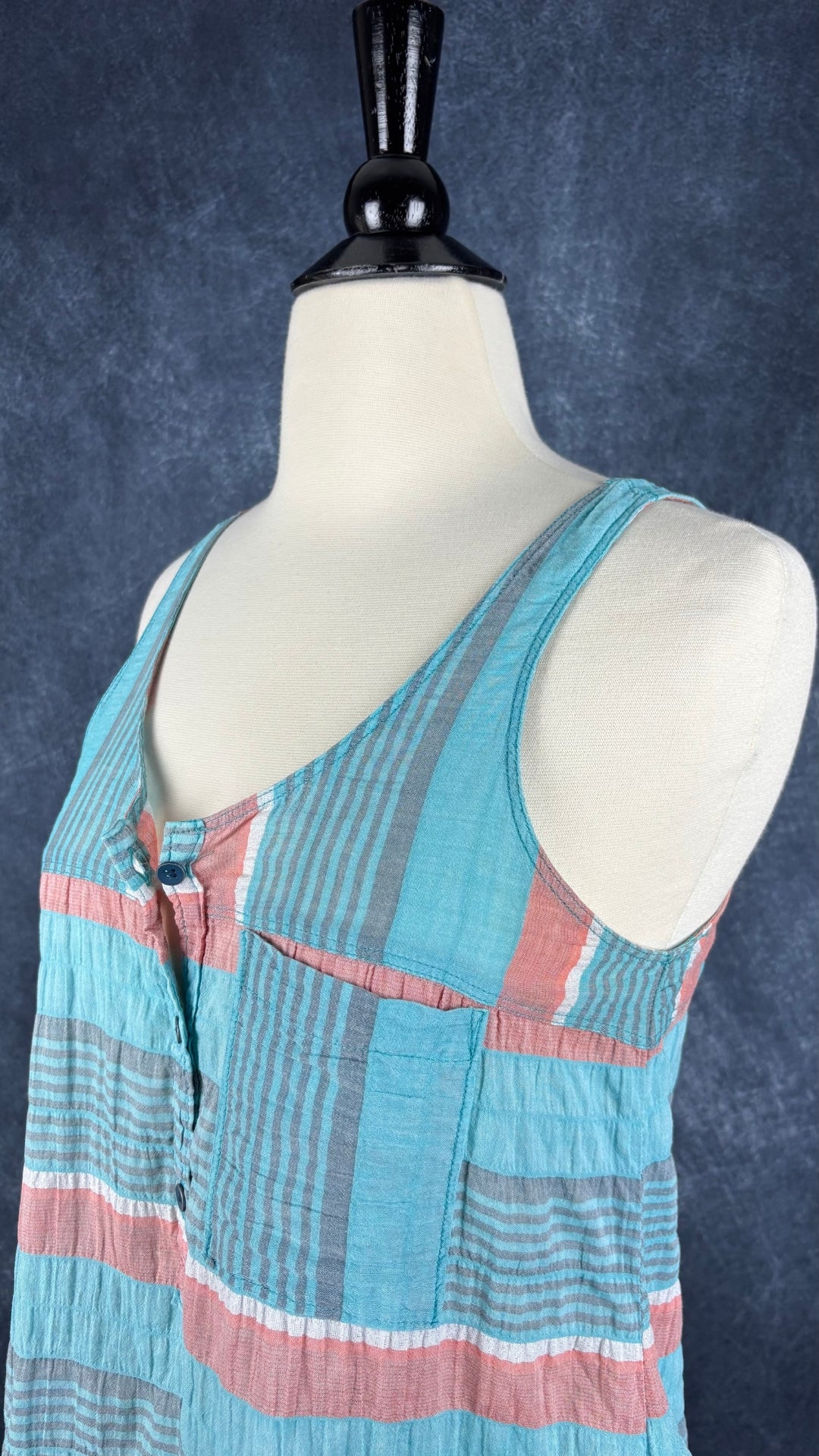 Camisole légère et colorée, tissu d'aspect froissé naturel Woolrich, taille xs. Vue de l'encolure.
