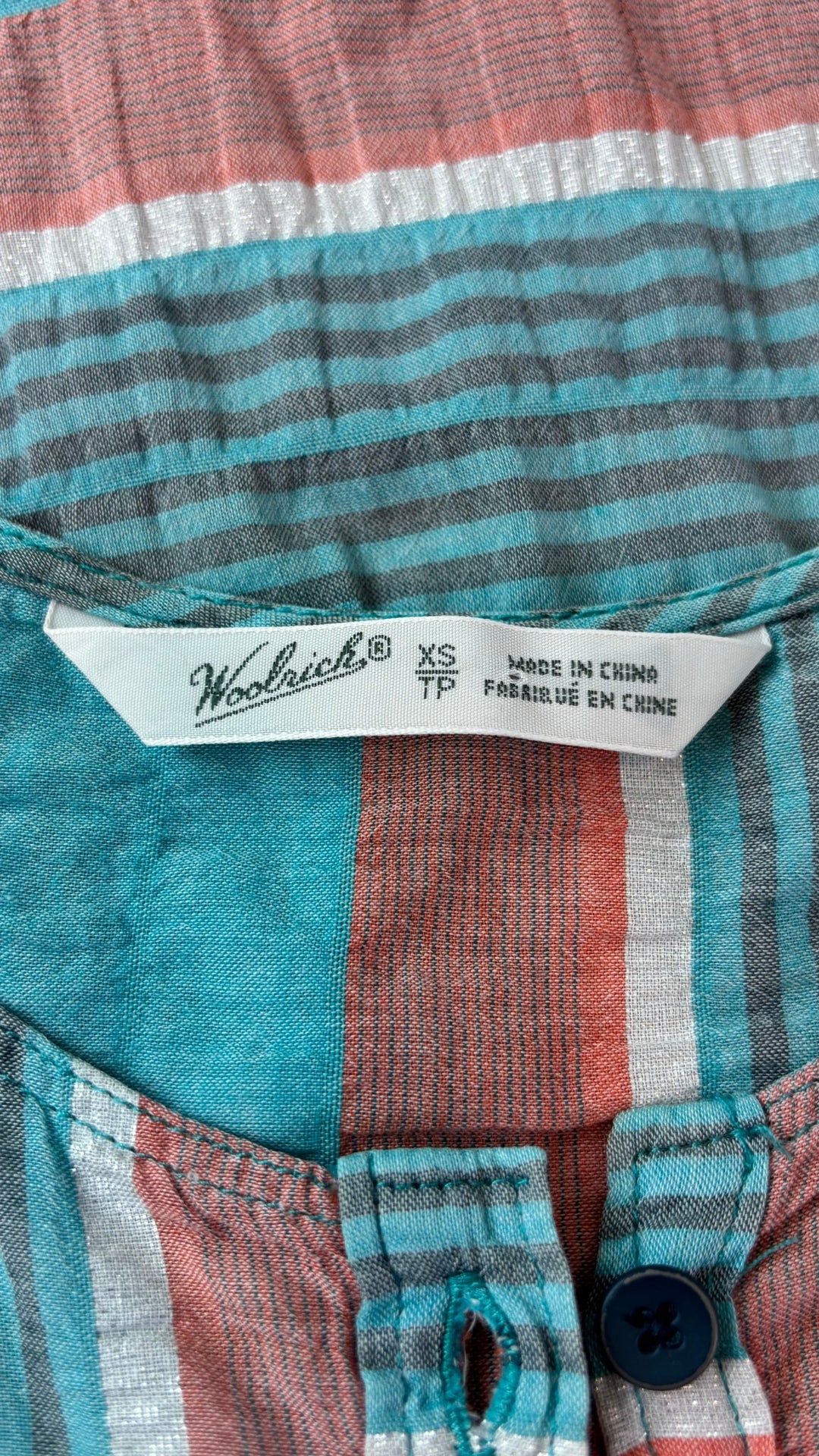 Camisole légère et colorée, tissu d'aspect froissé naturel Woolrich, taille xs. Vue de l'étiquette.