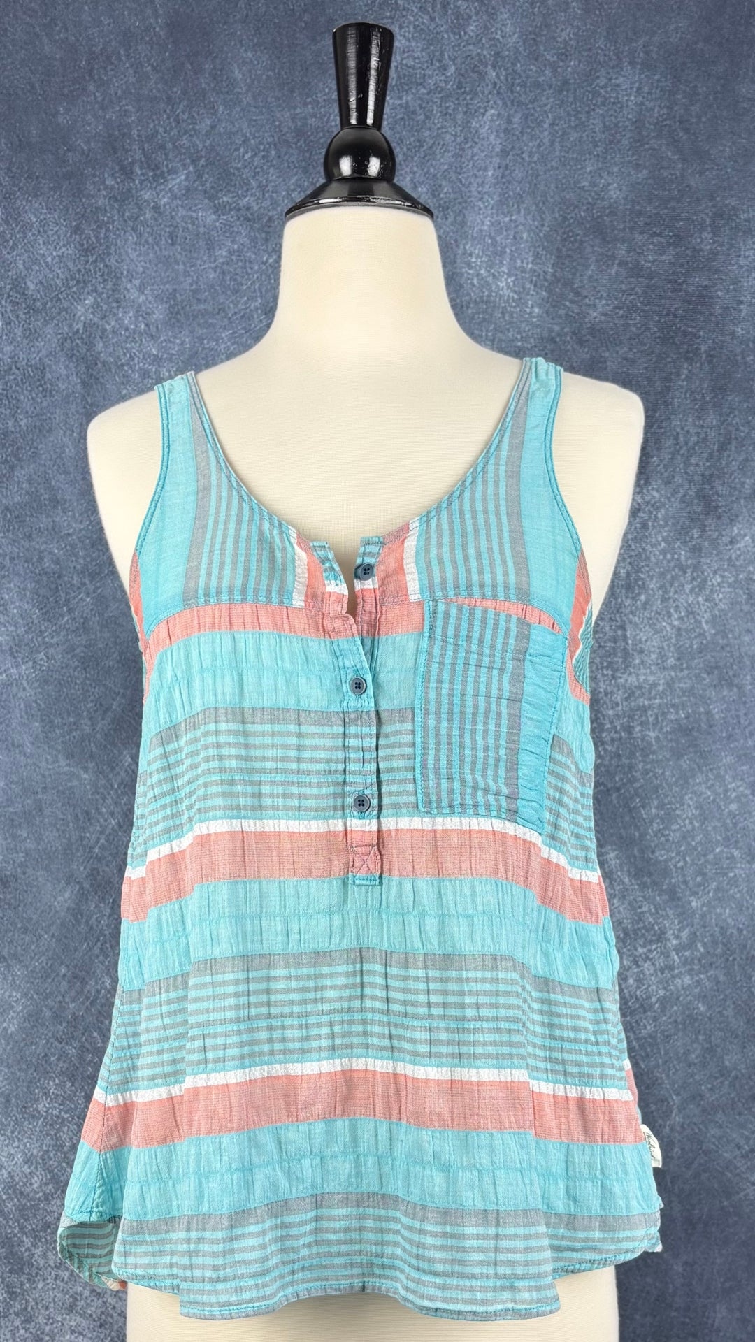 Camisole légère et colorée, tissu d'aspect froissé naturel Woolrich, taille xs. Vue de face.