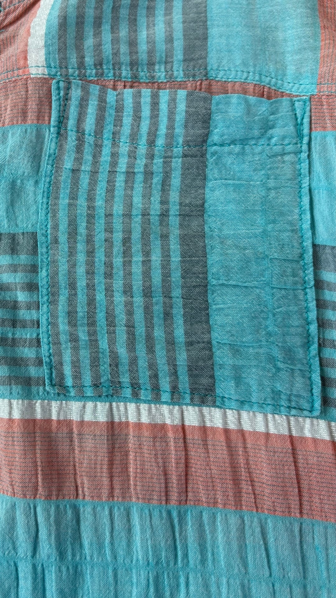 Camisole légère et colorée, tissu d'aspect froissé naturel Woolrich, taille xs. Vue de la poche.