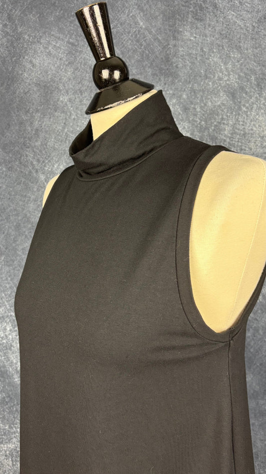 Camisole noire douce et fluide en jersey extensible à col montant Joelle, taille large. Vue de l'encolure.