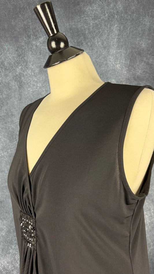 Camisole noire à encolure en V avec jolis détails Gerry Weber, taille 12 (l). Vue de l'encolure.