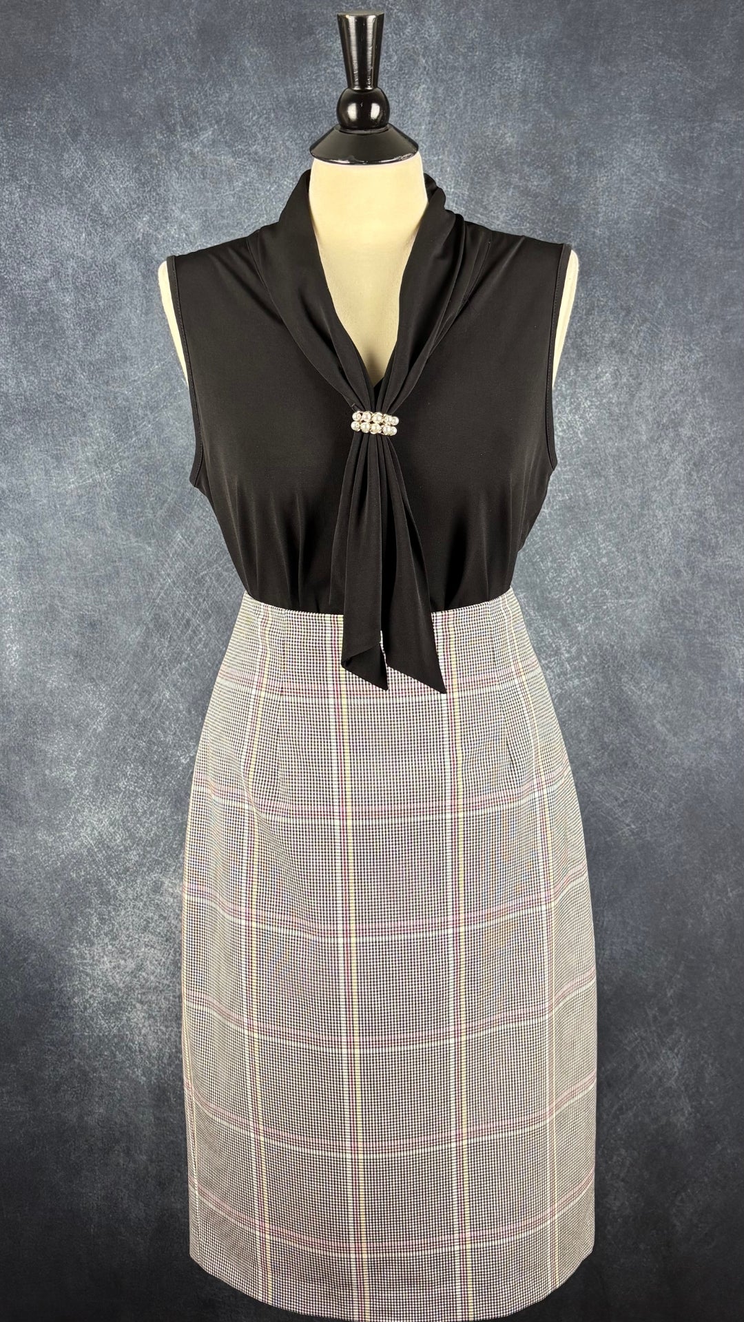 Camisole noire à détail perlé à l'encolure Karl Lagerfeld Paris, taille medium. Vue de l'agencement avec la jupe à carreaux colorés Tristan.