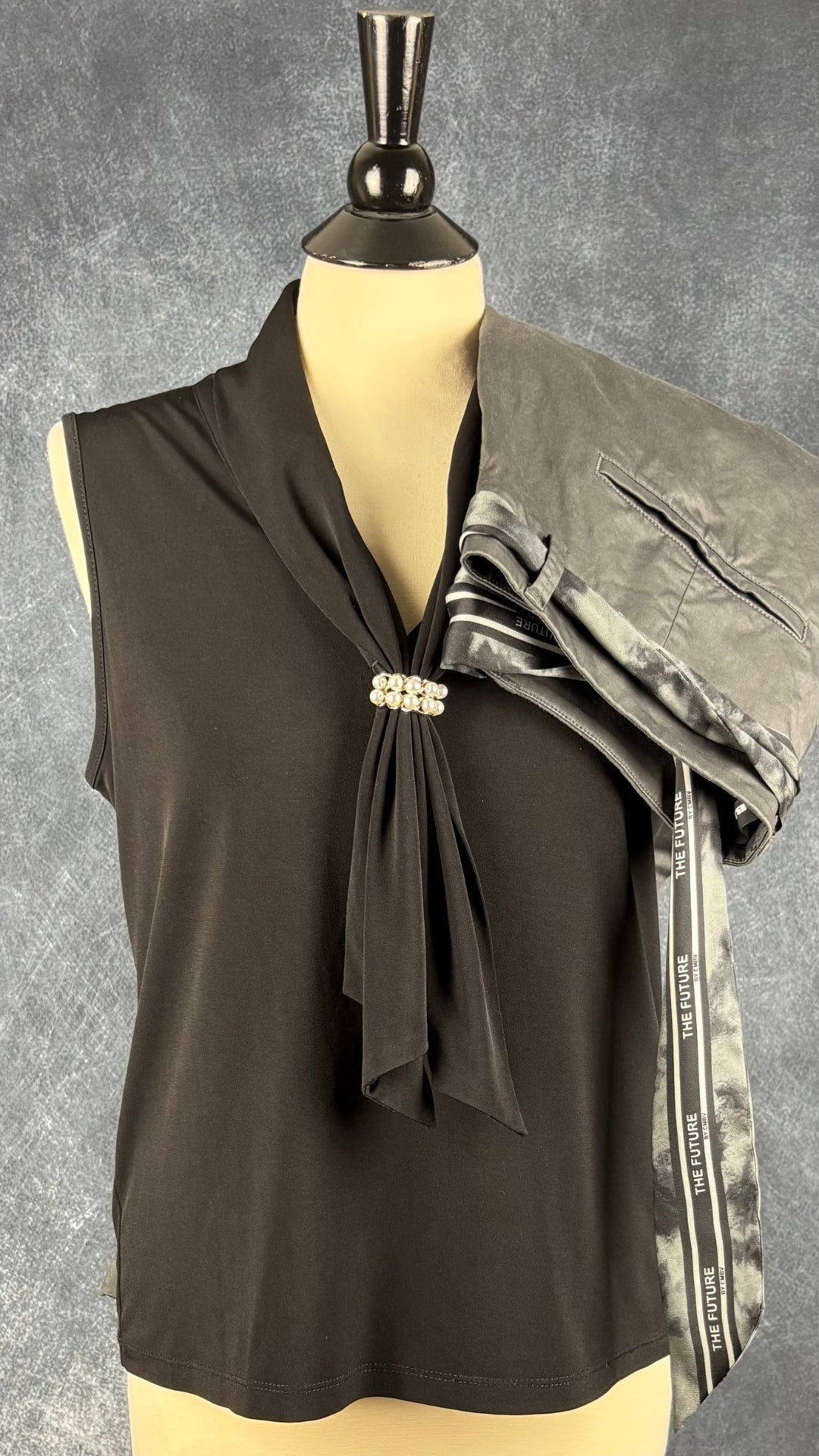 Camisole noire à détail perlé à l'encolure Karl Lagerfeld Paris, taille medium. Vue de l'agencement avec le pantalon charcoal Cambio.