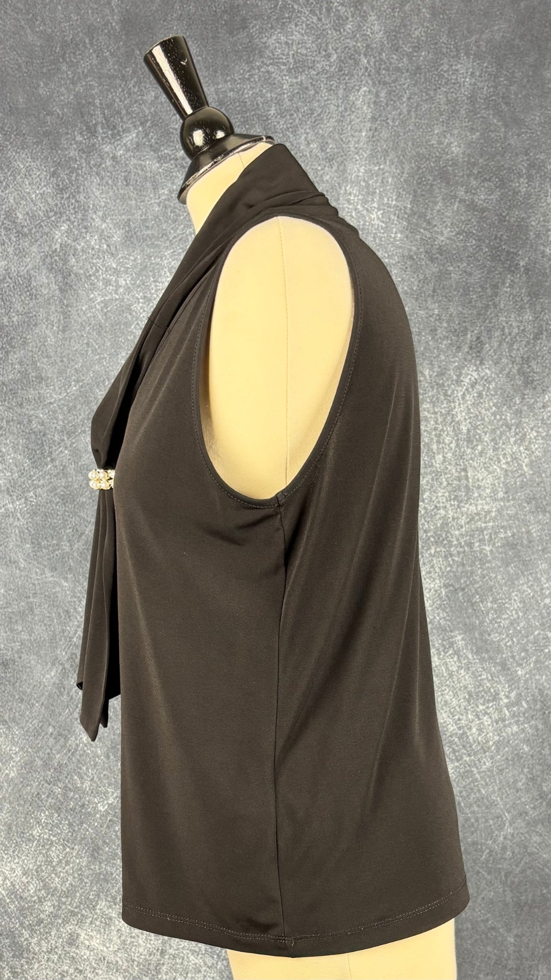 Camisole noire à détail perlé à l'encolure Karl Lagerfeld Paris, taille medium. Vue de côté.