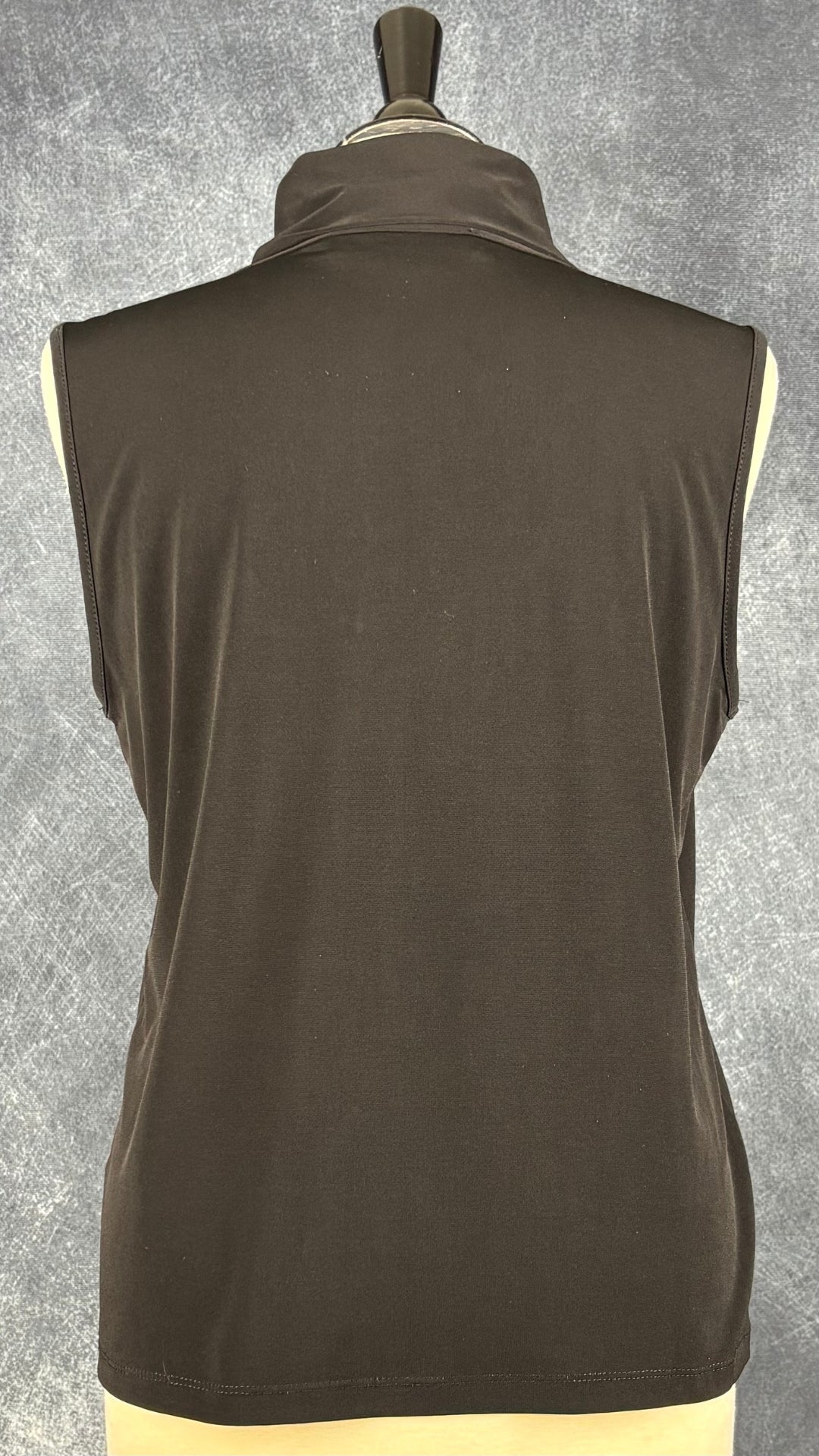 Camisole noire à détail perlé à l'encolure Karl Lagerfeld Paris, taille medium. Vue de dos.