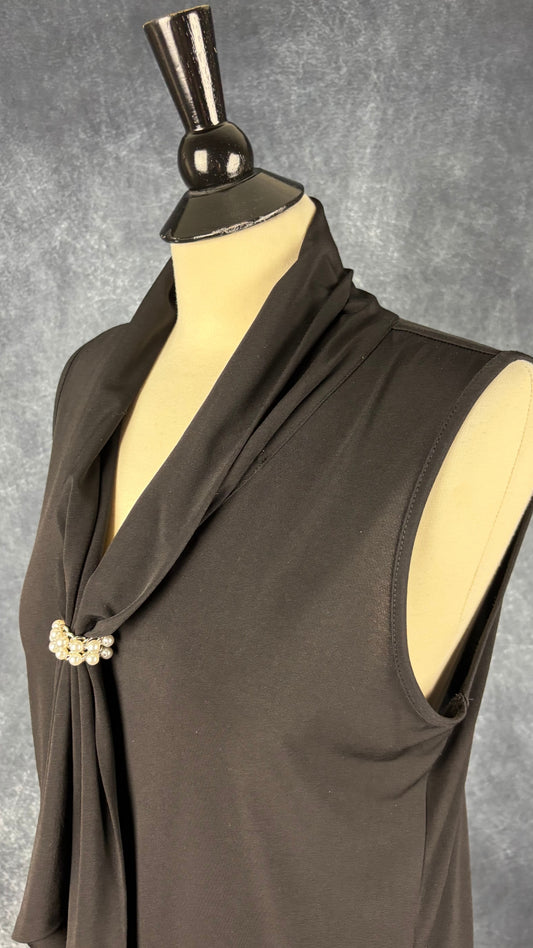 Camisole noire à détail perlé à l'encolure Karl Lagerfeld Paris, taille medium. Vue de l'encolure.