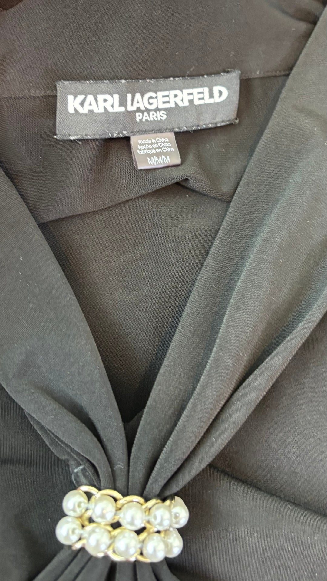 Camisole noire à détail perlé à l'encolure Karl Lagerfeld Paris, taille medium. Vue de l'étiquette.