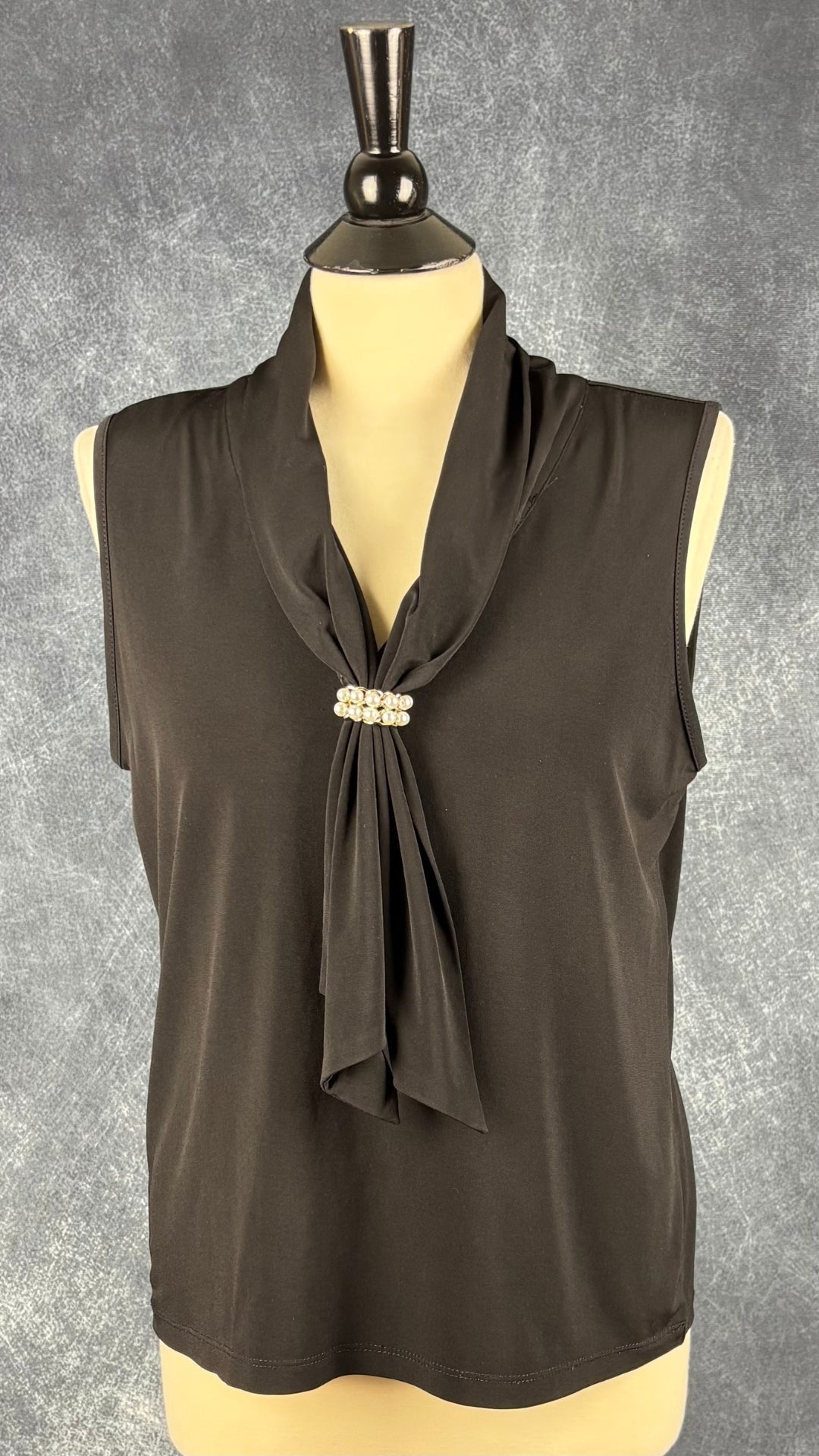 Camisole noire à détail perlé à l'encolure Karl Lagerfeld Paris, taille medium. Vue de face.