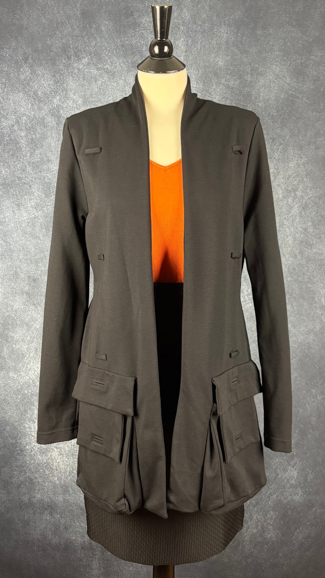 Camisole orange en mélange soie et coton Louben, taille medium. Vue de l'agencement avec la jupe texturée noire et la veste asymétrique Sarah Pacini noire.