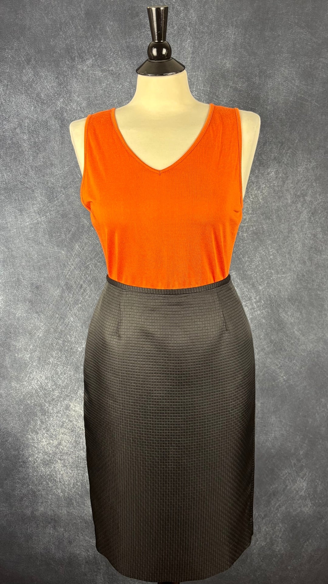Camisole orange en mélange soie et coton Louben, taille medium. Vue de l'agencement avec la jupe texturée noire.