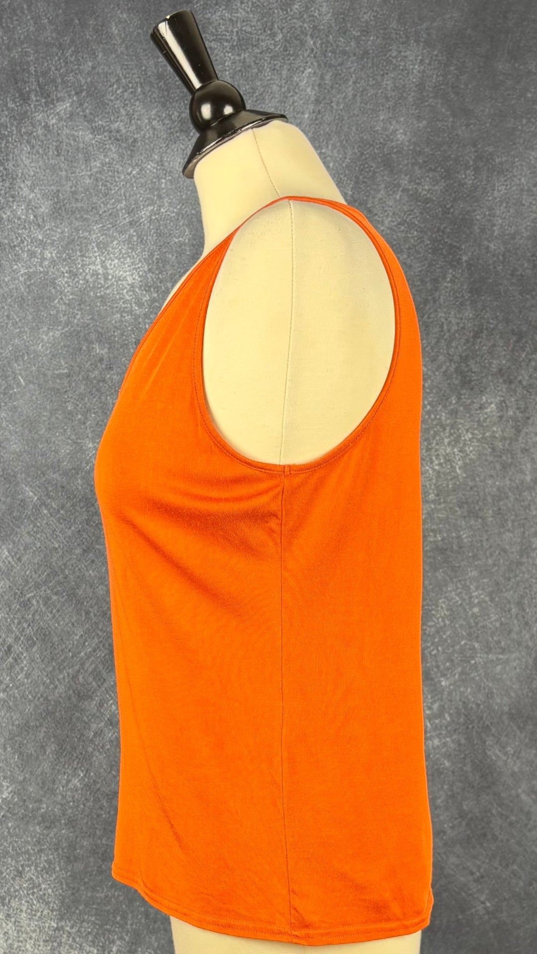 Camisole orange en mélange soie et coton Louben, taille medium. Vue de côté.