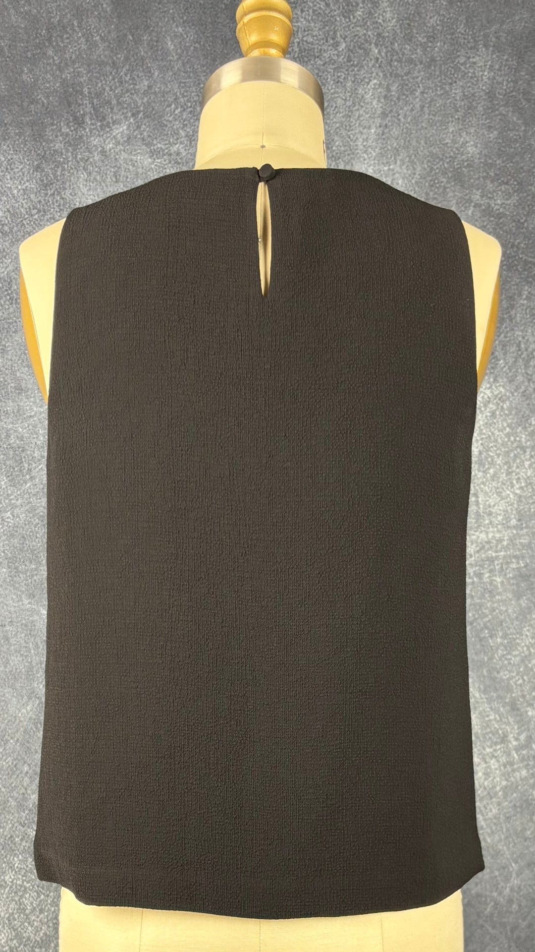 Camisole noire texturéepans croisés style tulipe Theory, taille small. Vue de dos.