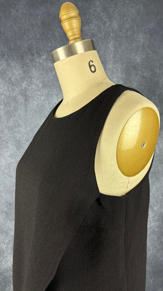 Camisole noire texturéepans croisés style tulipe Theory, taille small. Vue de l'encolure.