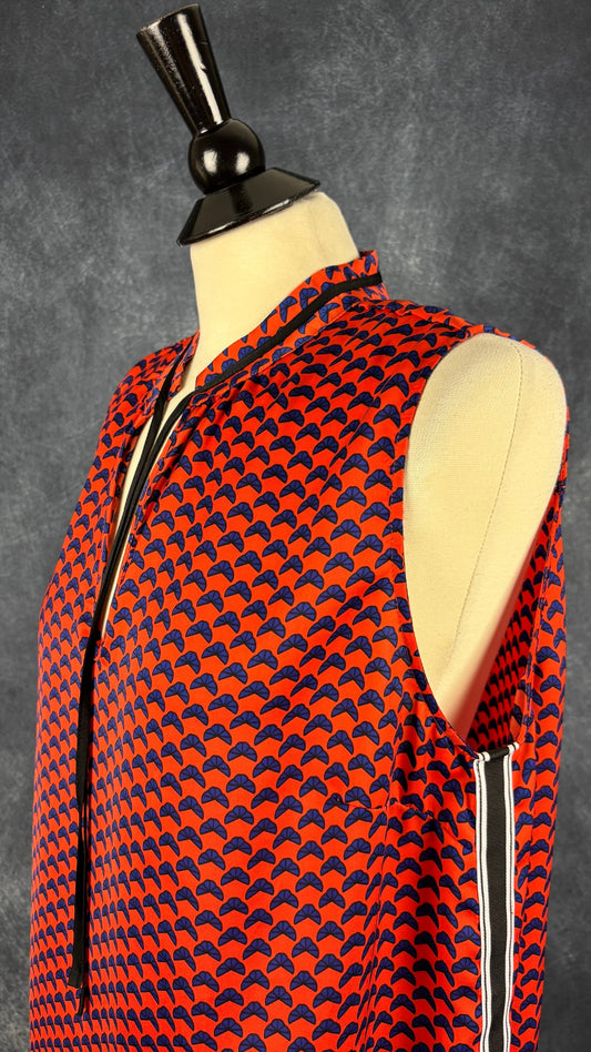 Camisole rouge orangé à motifs bleus Tristan, taille xl. Vue de l'encolure.
