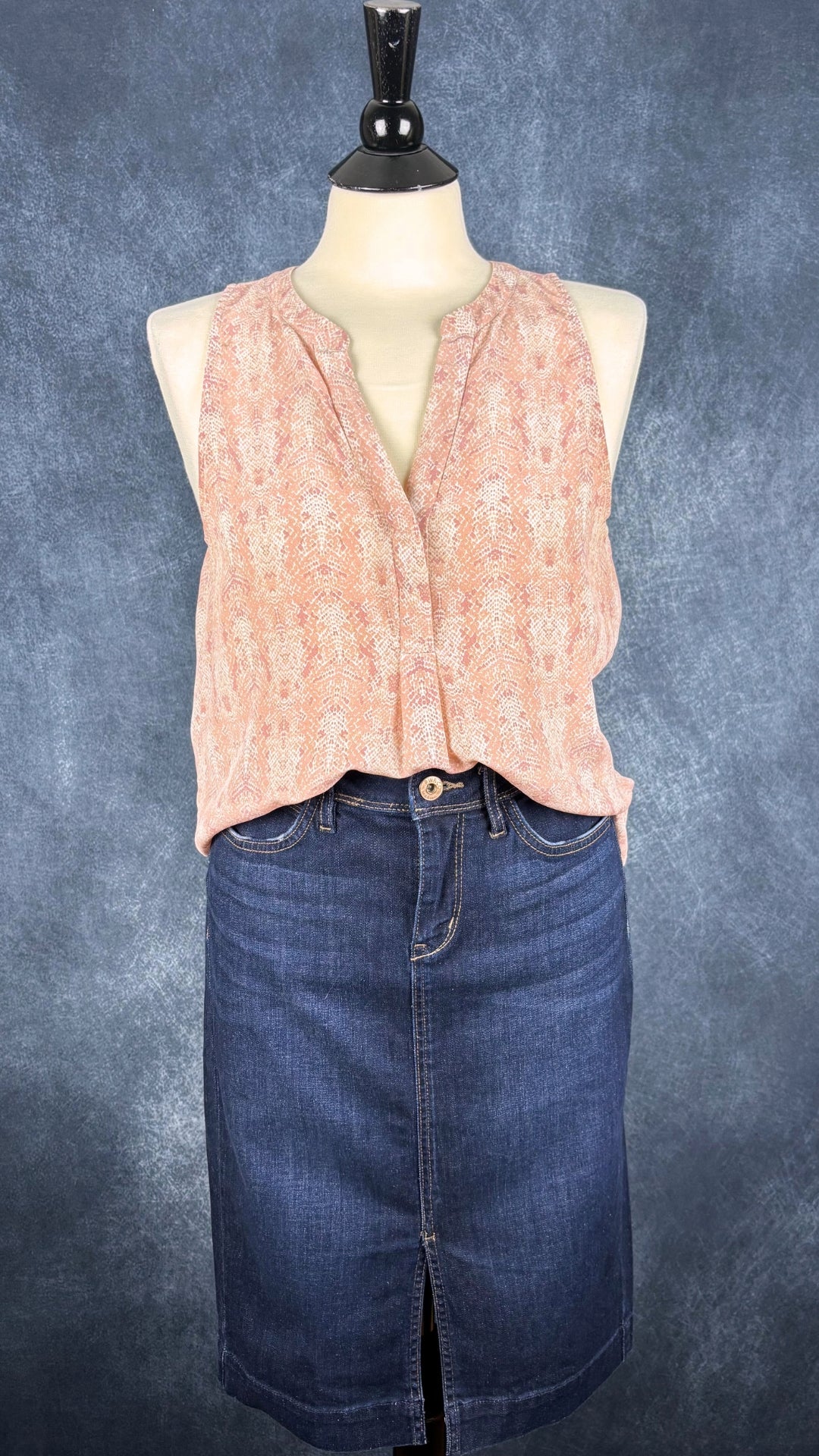 Camisole en soie à délicats motifs animaliers Joie, taille medium. Vue de l'agencement avec la jupe en jeans RW&co.
