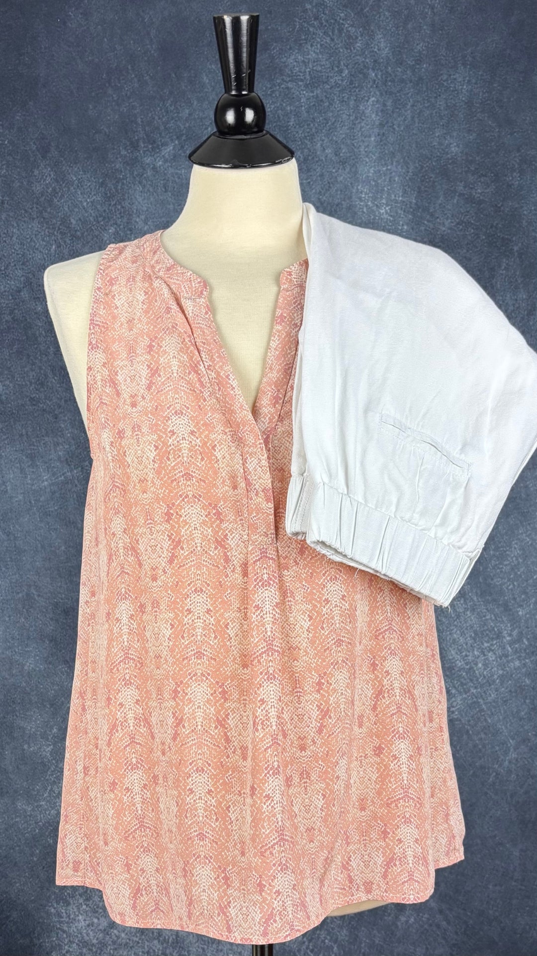 Camisole en soie à délicats motifs animaliers Joie, taille medium. Vue de l'agencement avec le pantalon blanc crème en lin.