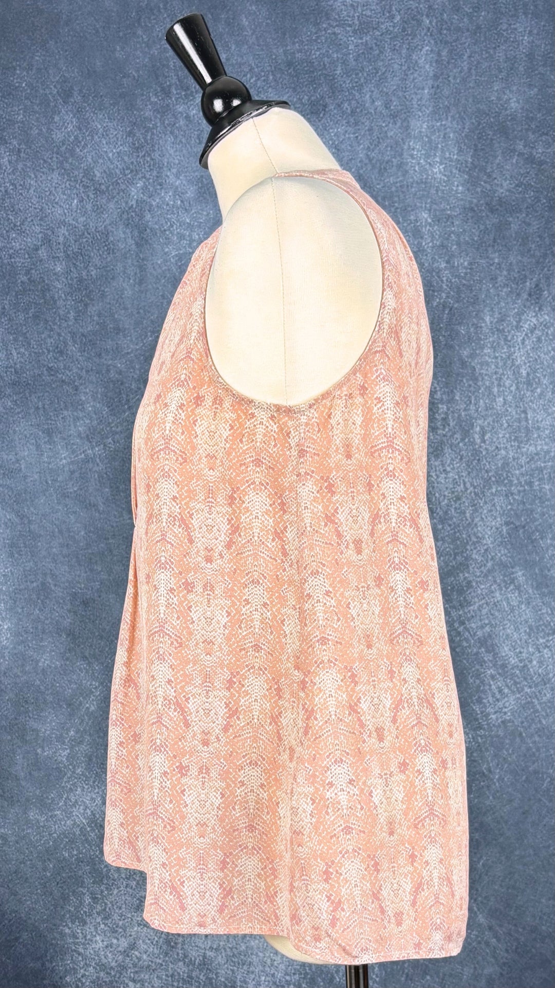 Camisole en soie à délicats motifs animaliers Joie, taille medium. Vue de côté.