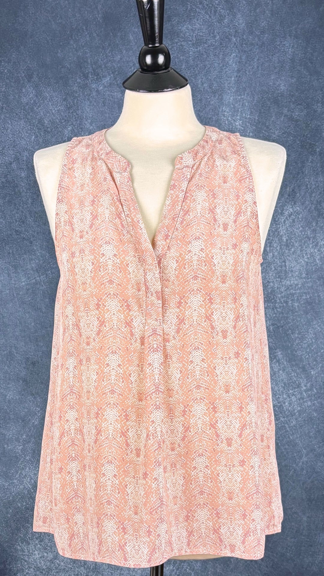 Camisole en soie à délicats motifs animaliers Joie, taille medium. Vue de face.