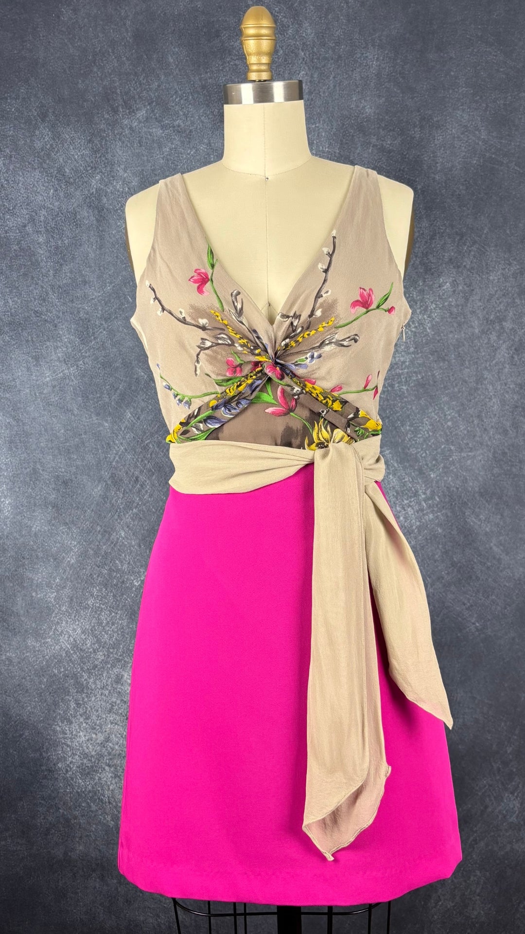 Camisole en soie floral BCBG MaxAzria, taille xs. Vue de l'agencement avec la jupe fuchsia Joie.